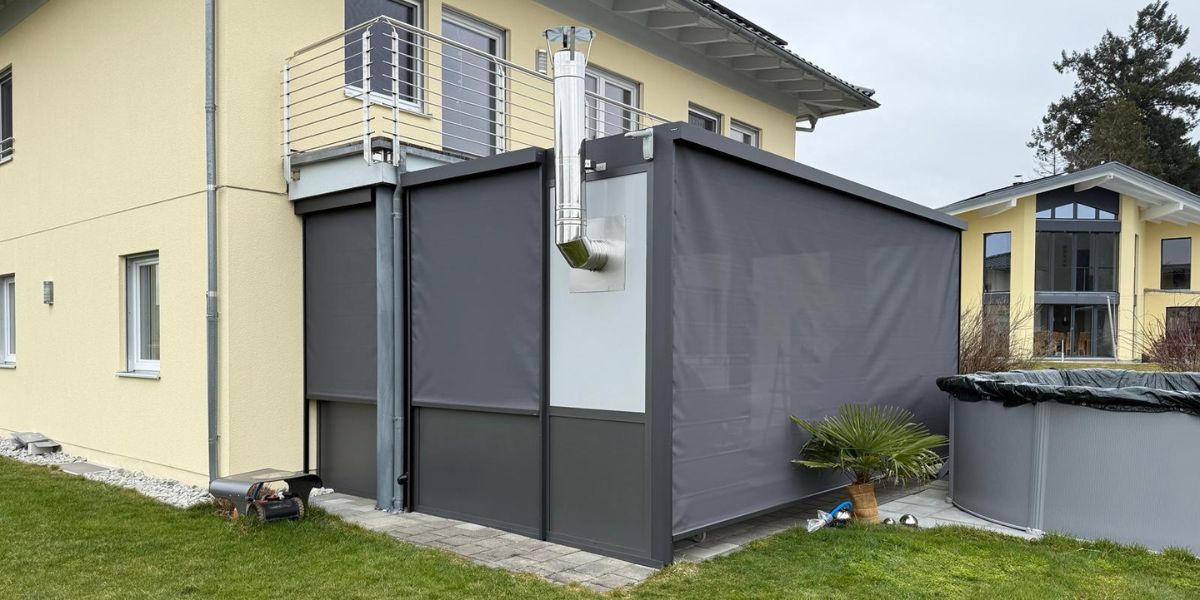 Lamellenpergola mit integriertem Pizzaofen, Zip-Storen, Verglasung in Tafers von Filtra AG