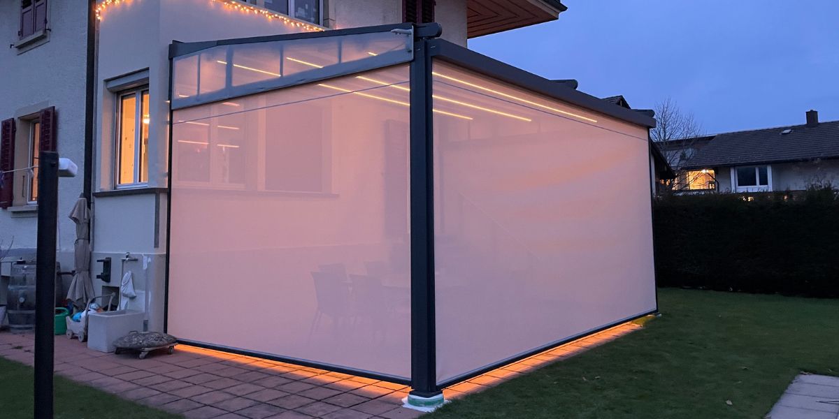 Perea-70-Stoff-Pergla-ZIP-Storen-geschlossen-mit-Licht-FiltraAG-Thun