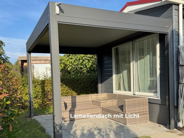 Lamellendach Freiburg am Murtensee mit integriertem Sonnenscreen – moderne Pergola von Filtra AG