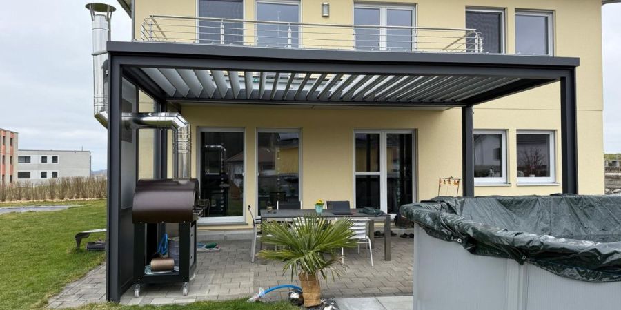 Lamellenpergola mit integriertem Pizzaofen in Tafers montiert von Filtra AG