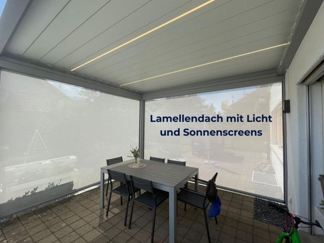 Lamellendach Feiburg mit Licht und Screen integriert – harmonische Architektur
