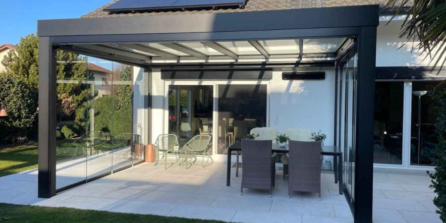 Glasdach mit seitlicher Verglasung in Meyriez