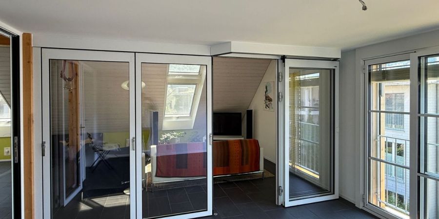 Glasschiebewand fuer Loggia in Boll Filtra AG